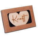 Zirbenherz mit Spruch auf Geschenk-Karton zum Hinstellen (Kraft)