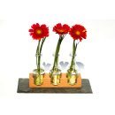 Blumenvase aus massiver Eiche mit Glasfläschchen und Schieferplatte